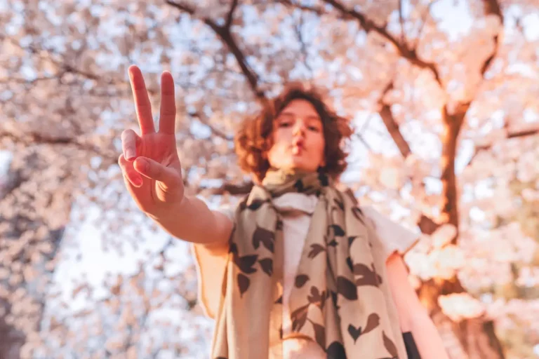 Donna fa gesto di pace