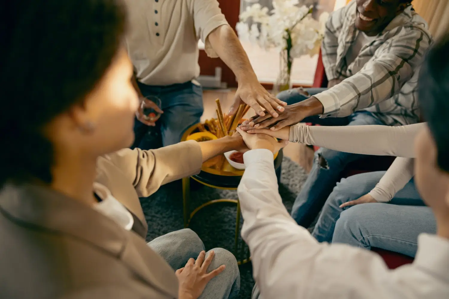 gruppo di persone che si stringono la mano in segno di solidarietà