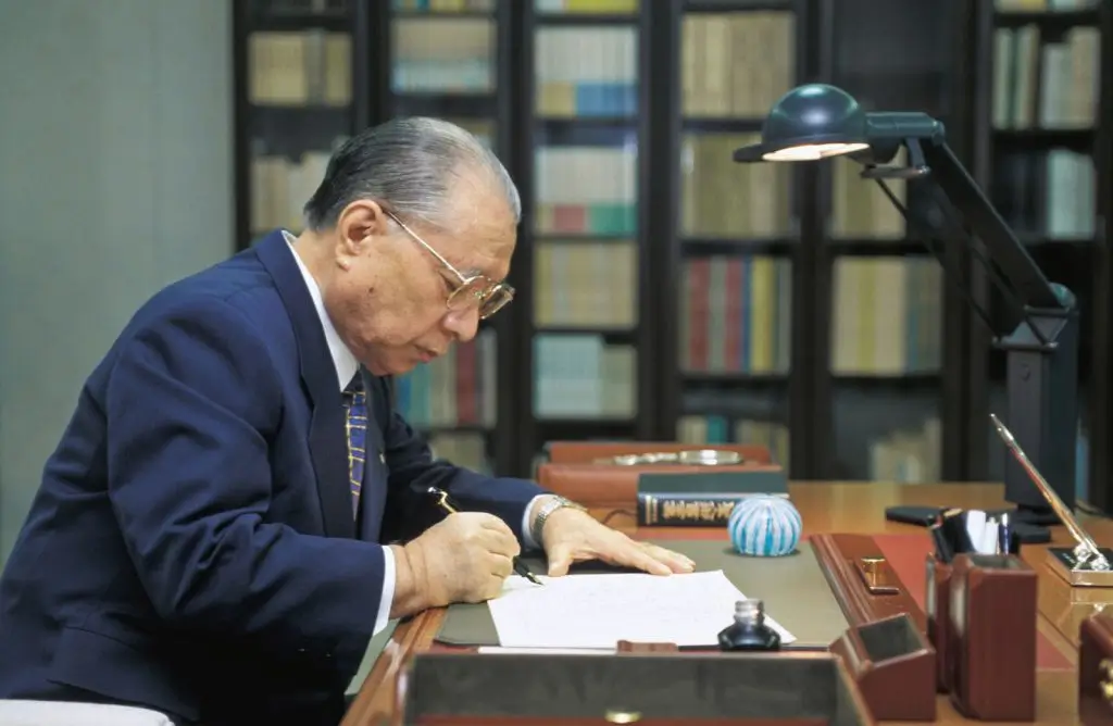 Foto di Daisaku Ikeda alla scrivania