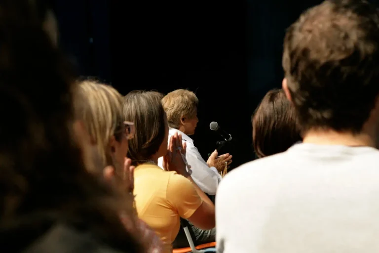 Persone recitano Daimoku