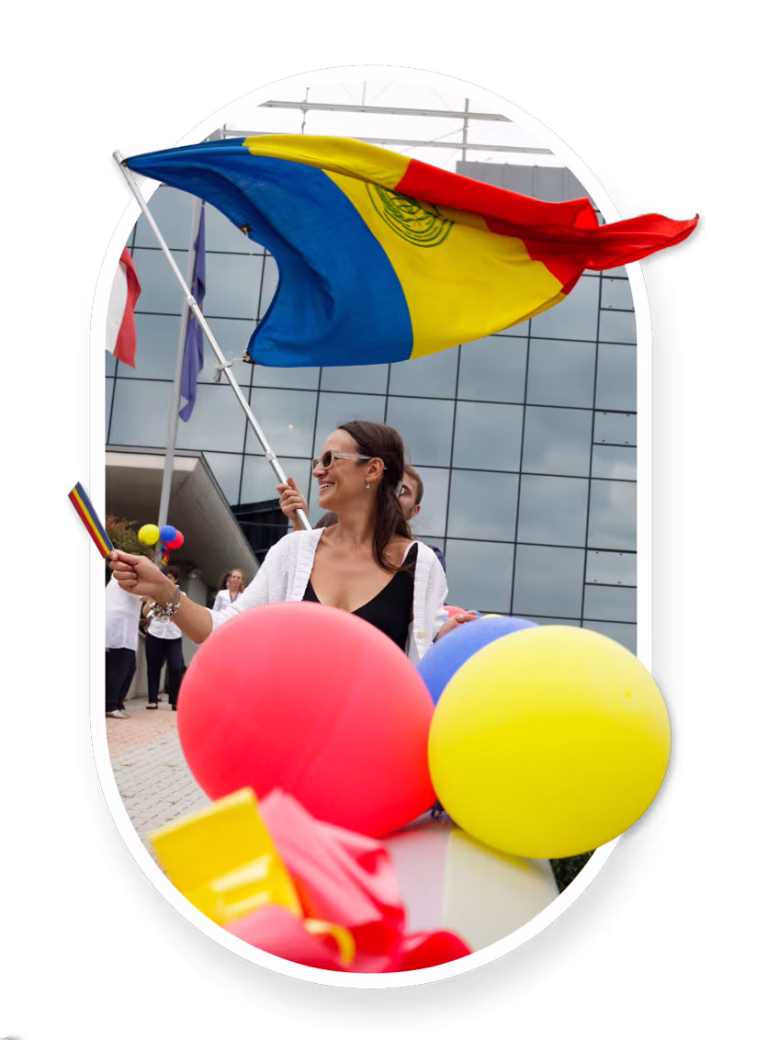 Ragazza sventola bandiera Soka Gakkai