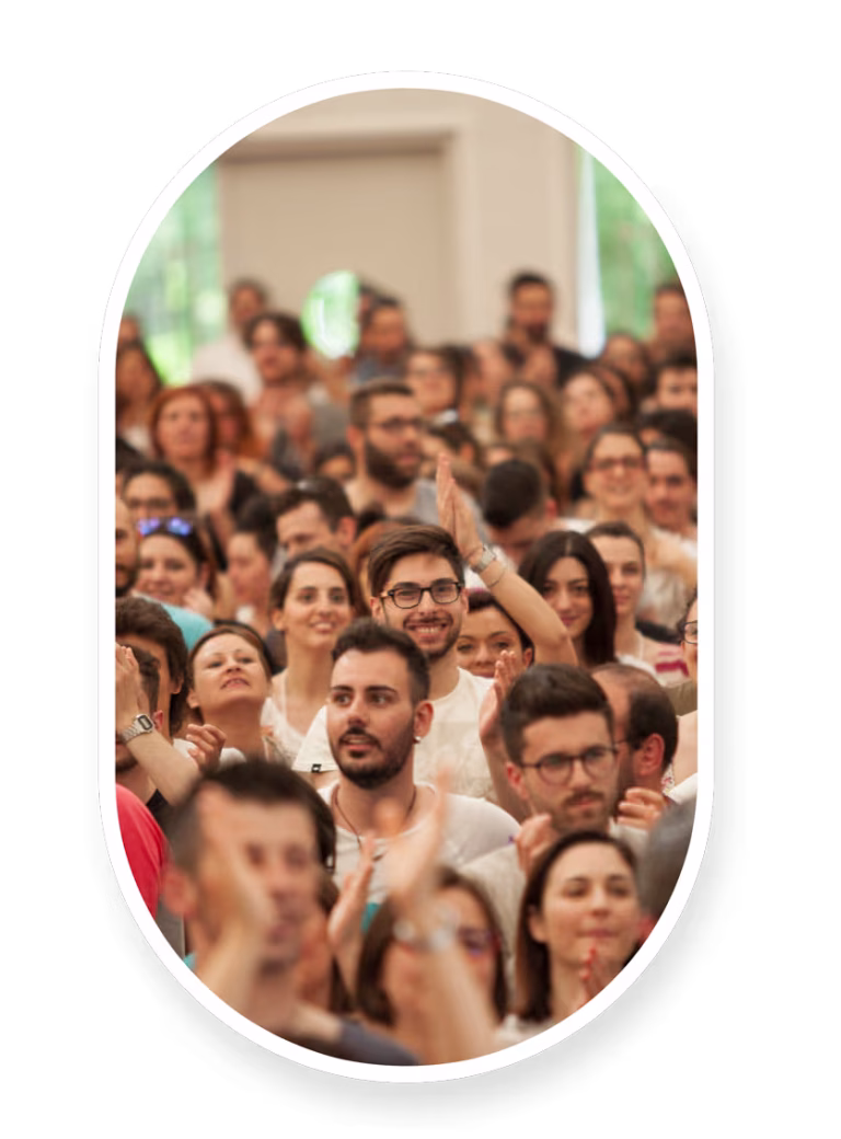 Pubblico di ragazzi felici