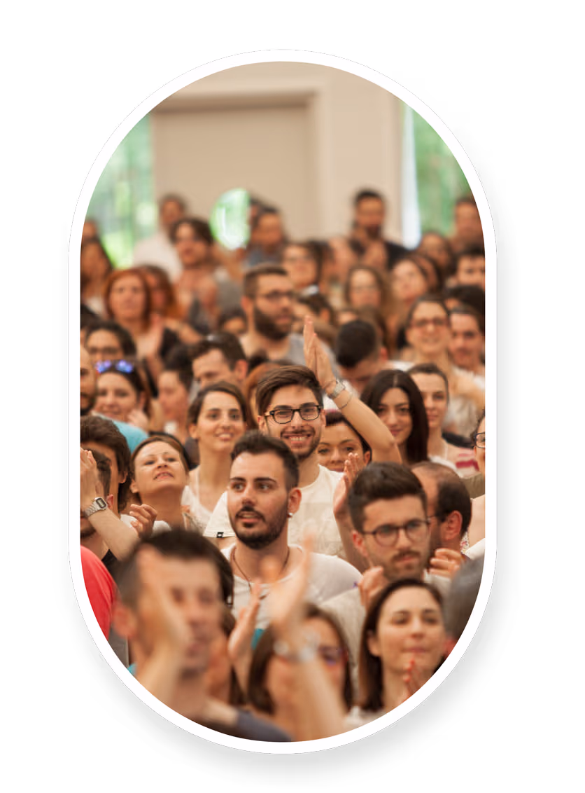 Pubblico di ragazzi felici