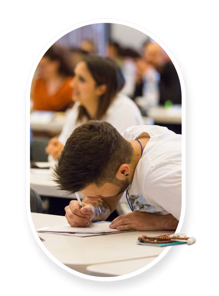 Giovane Studente prende appunti