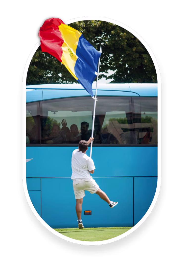 Ragazzo sventola bandiera Soka Gakkai