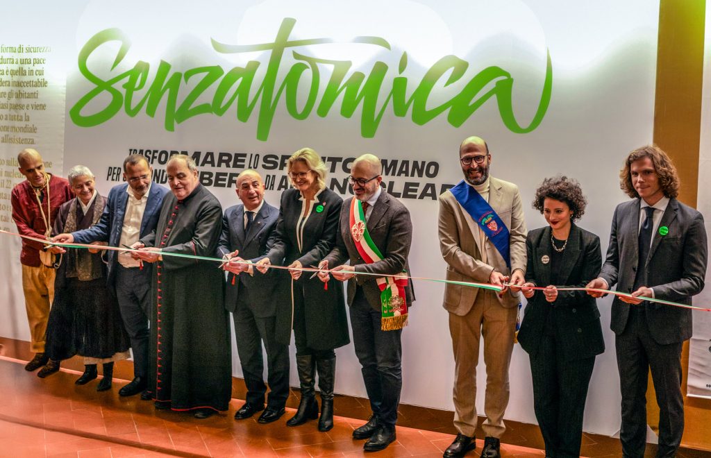 Taglio del nastro all'inaugurazione della mostra Senzatomica