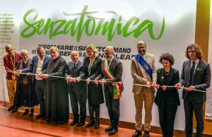 Taglio del nastro all'inaugurazione della mostra Senzatomica