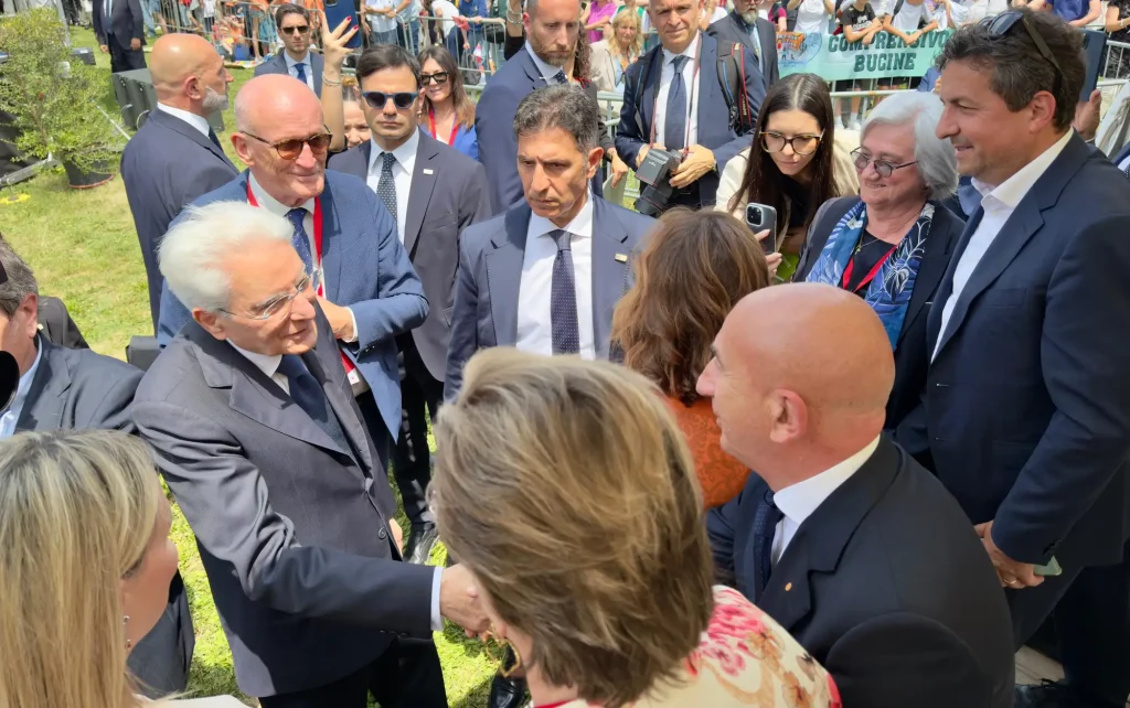 Stretta di mano Mattarella Aprea Cittadella della Pace
