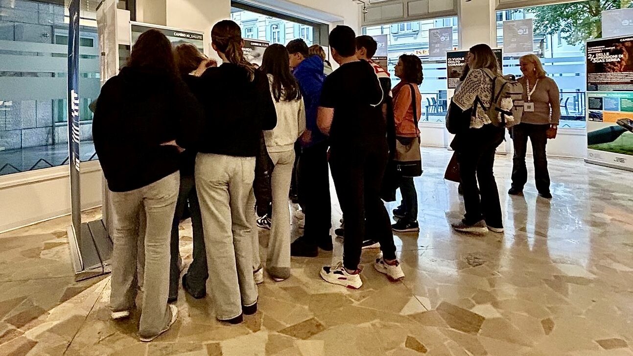 Scolaresca in visita alla mostra Eredità della Vita