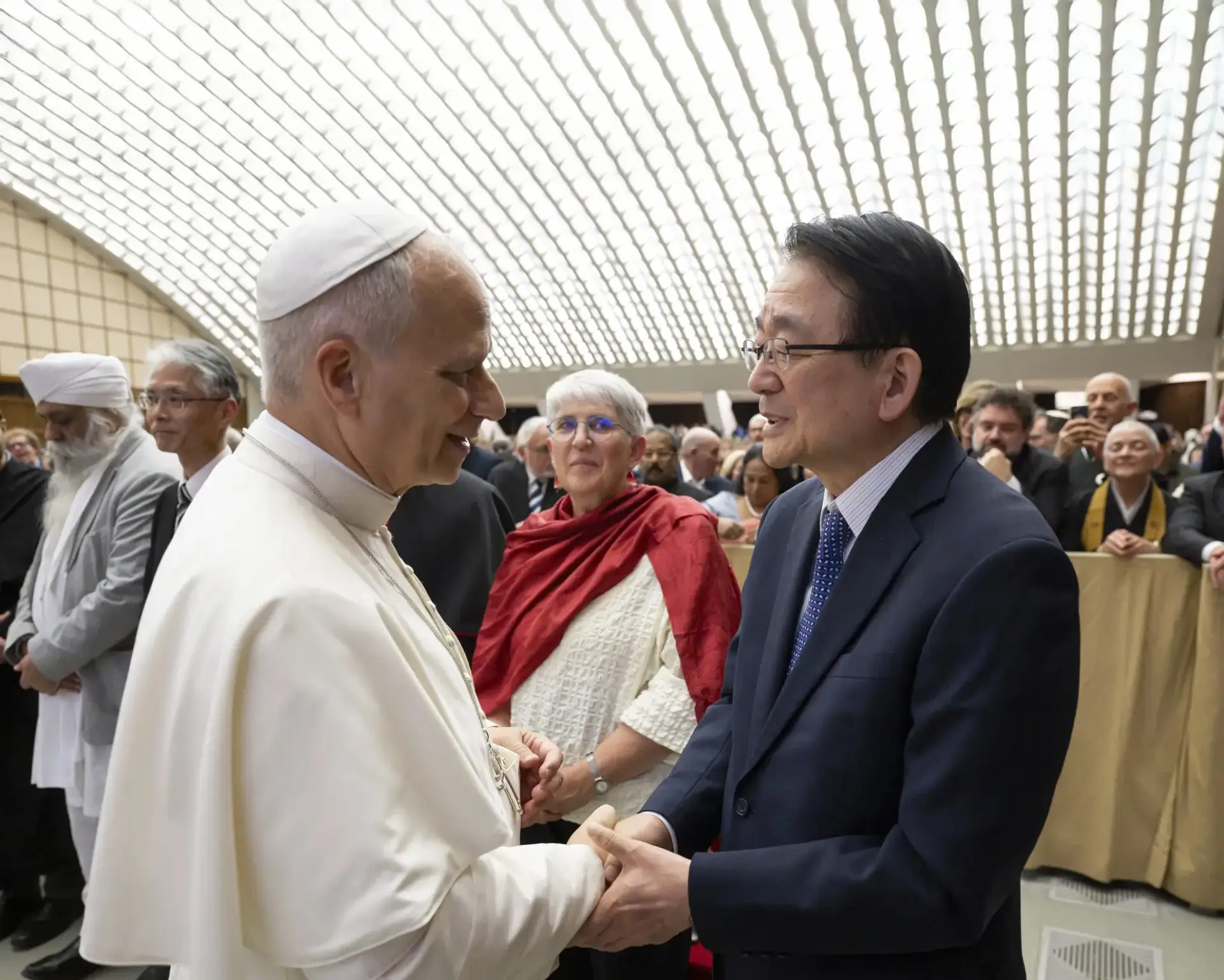 Stretta di mano fra Papa Leone XIV e Hirotsugu Terasaki