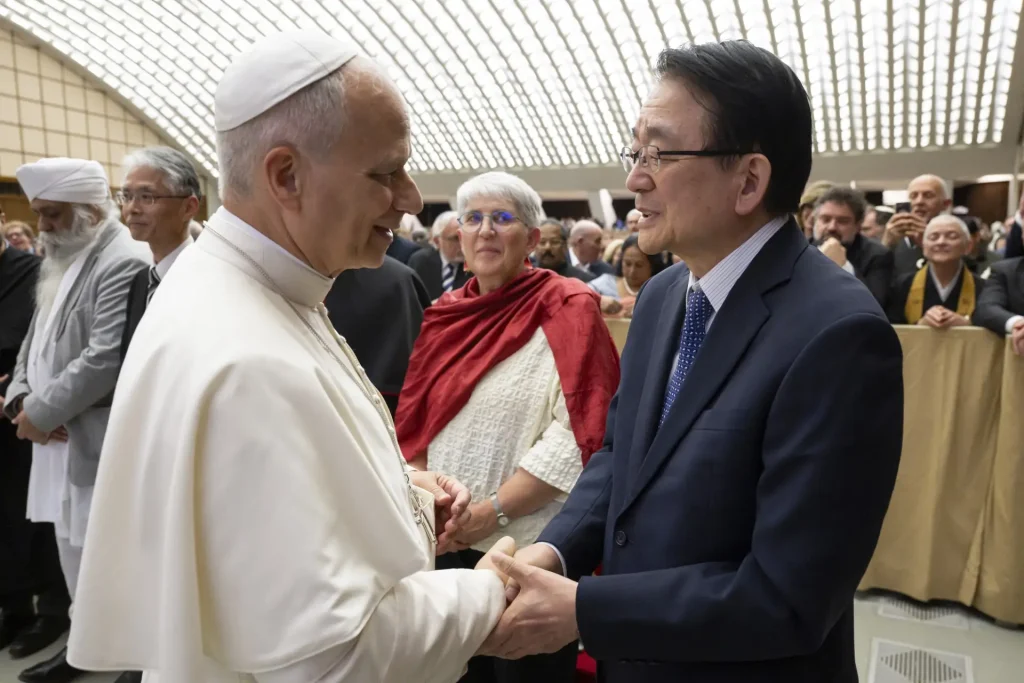 Stretta di mano fra Hirotsugu Terasaki e Papa Leone XIV 
