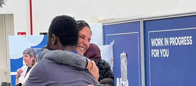 Foto abbraccio corridoi umanitari