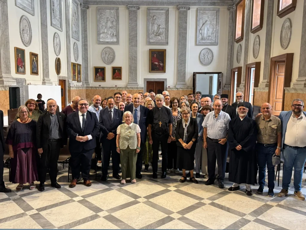 Foto di gruppo dei partecipanti all'incontro interreligioso